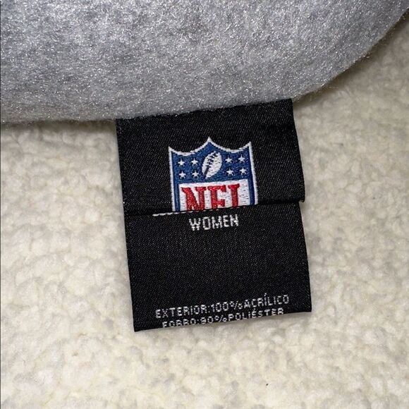 NFL OS Women’s Black Blue Buffalo Bills Cable Knit Cuffed Fleece Pom Pom Hat main image 6